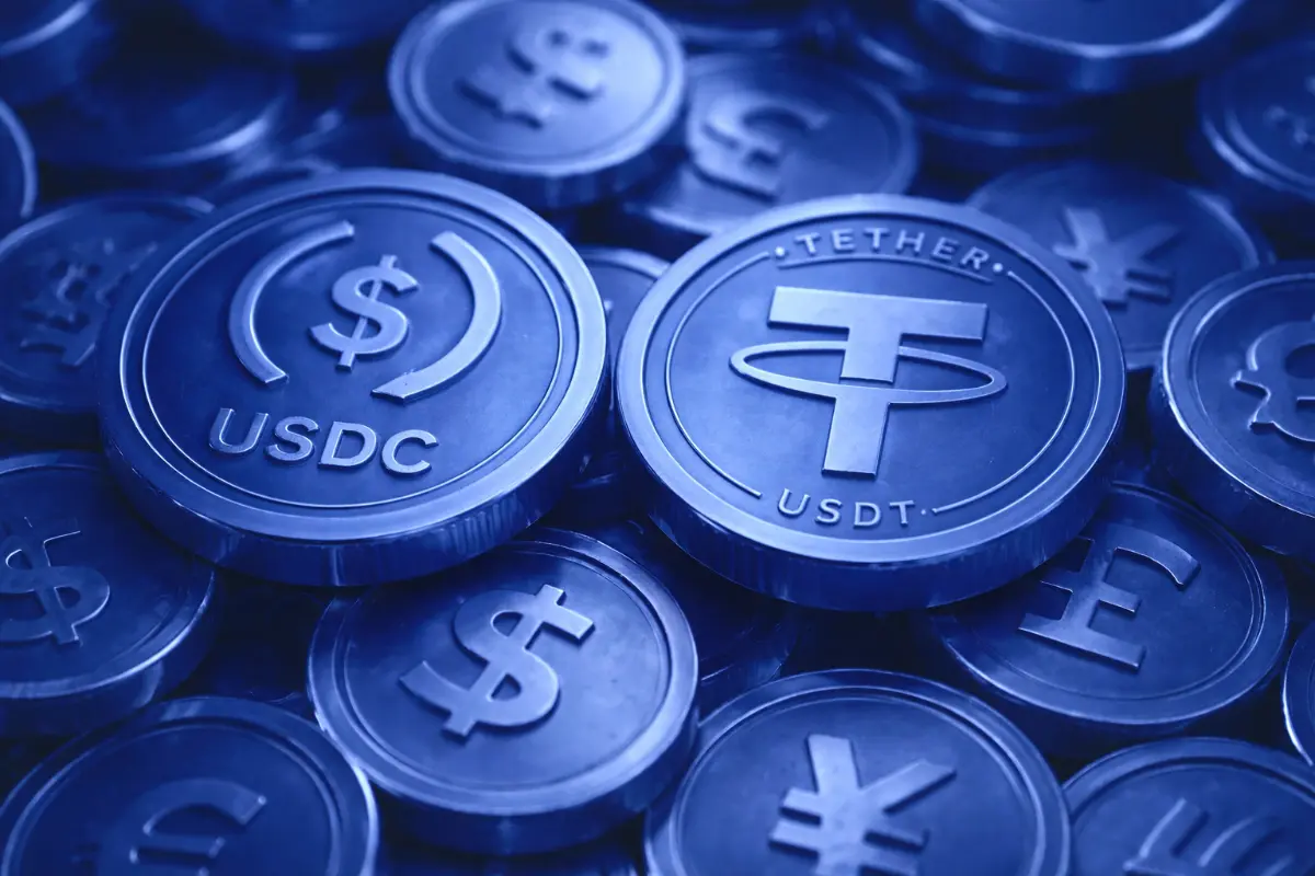 Stablecoins Top $300B As Moody’s Flags Bank Risk